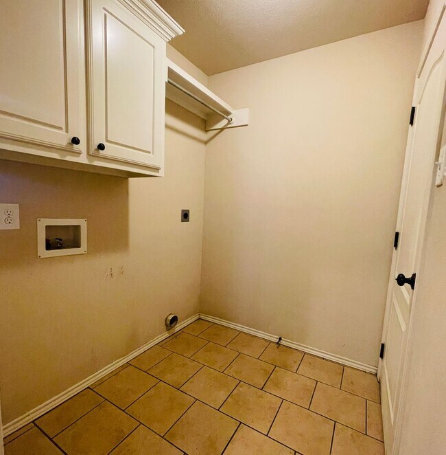 Building Photo - 3/2/2 - South of Loop 289, off of 89th & A...