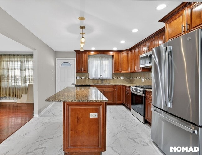 Building Photo - 7151 Hamlin Ave