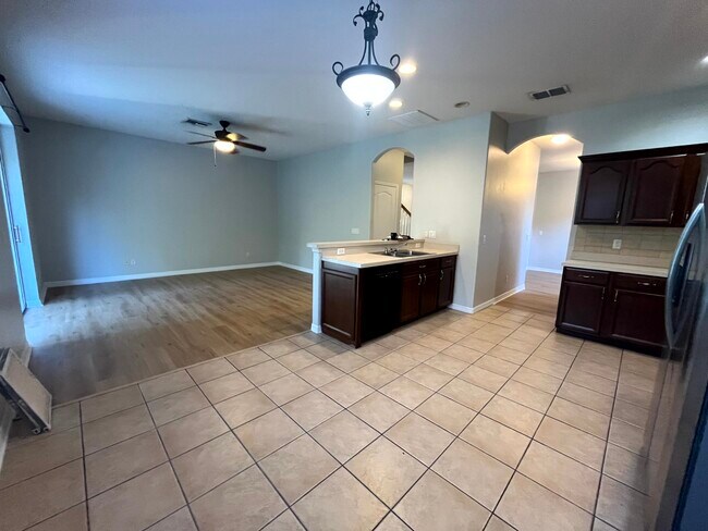 Building Photo - 7843 Foxgrove Dr