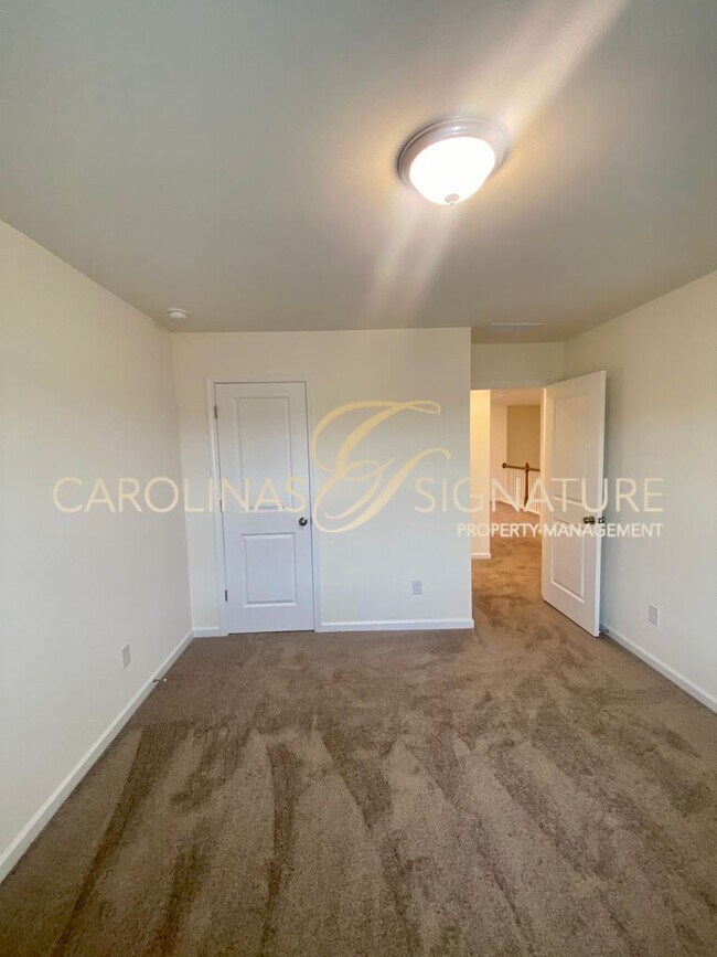 Building Photo - End Unit, 3BR/2.5BA Townhome in Piper Landing