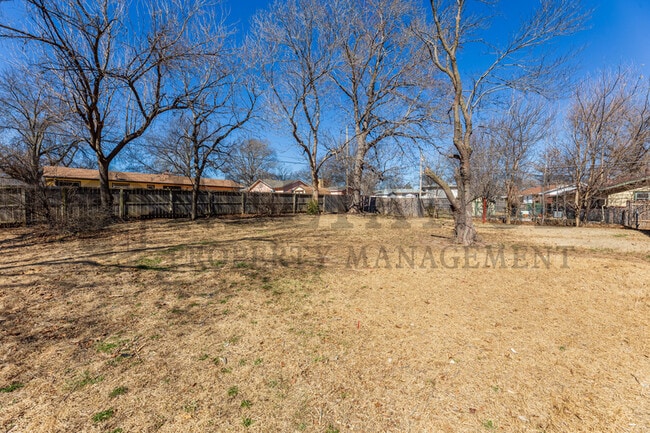 Building Photo - 935 N Valleyview St