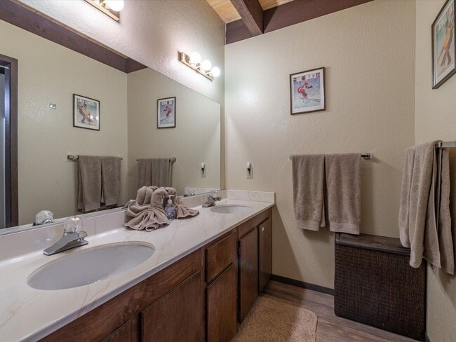 Building Photo - SKI LEASE: Townhome w/Fireplace, 2 Decks &...