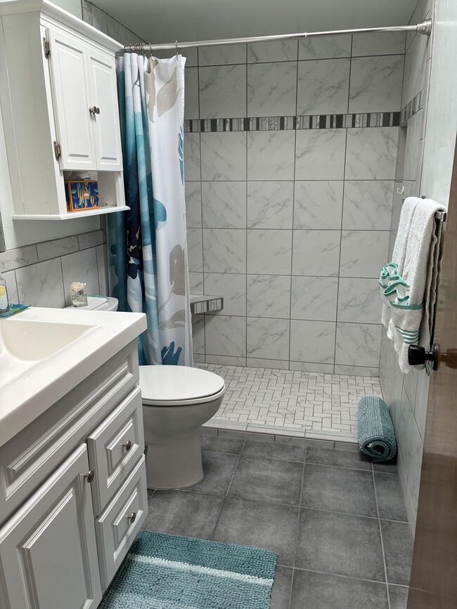 Building Photo - 80 N Los Olmos