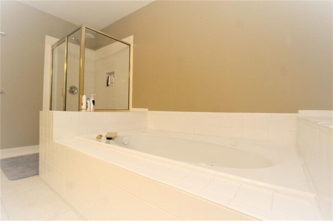 Building Photo - 1060 River Valley Dr