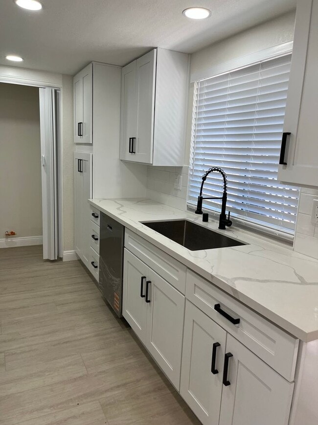 Building Photo - 784