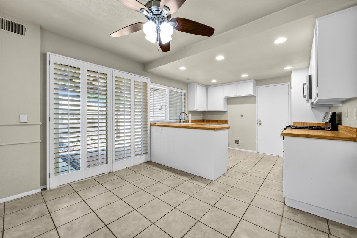 Building Photo - 5598 E Vista Del Rio