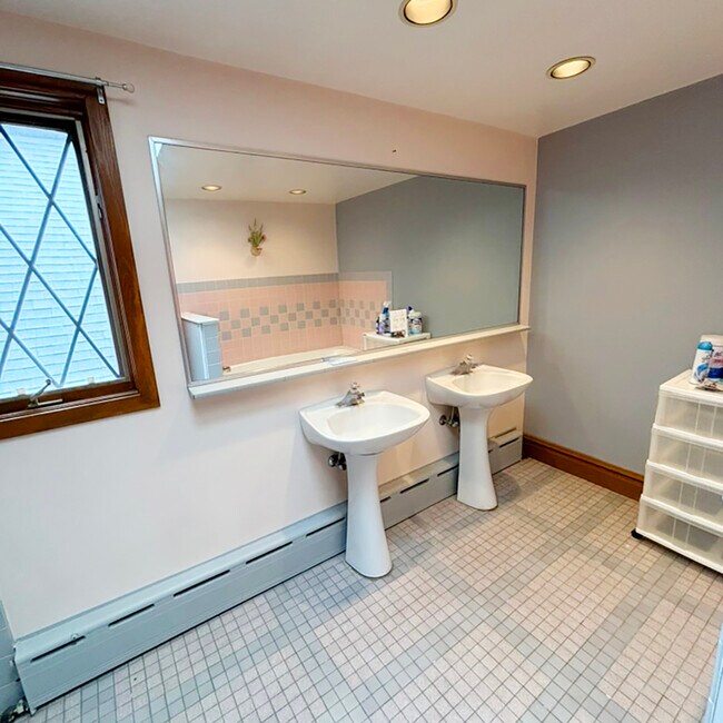 Building Photo - 2133 W Grace St