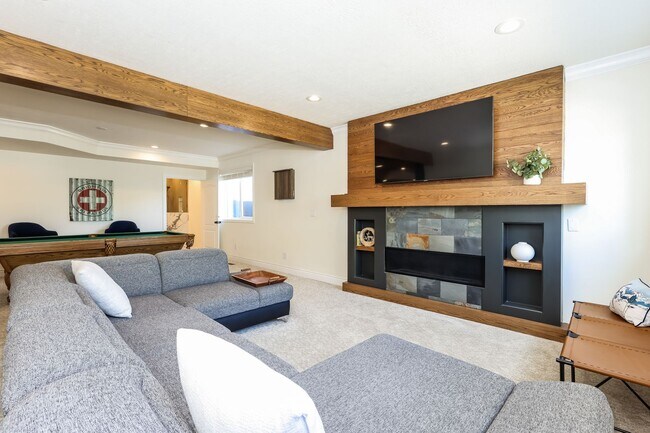 Building Photo - 6 Bed/6 Bathroom house in Riverton
