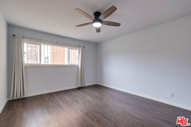 Building Photo - 230 S Catalina Ave