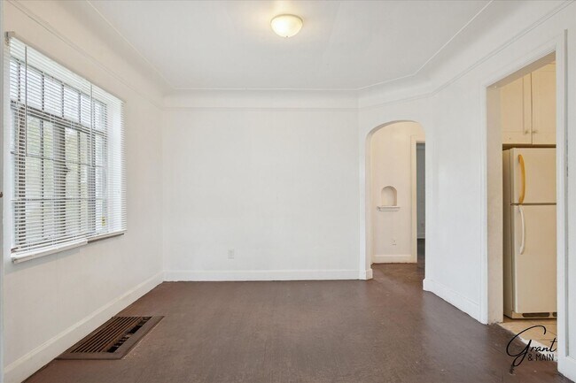 Building Photo - $1,200 - Large East Side 3 Bedroom