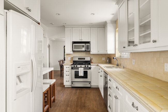 Building Photo - 1116 S La Jolla Ave