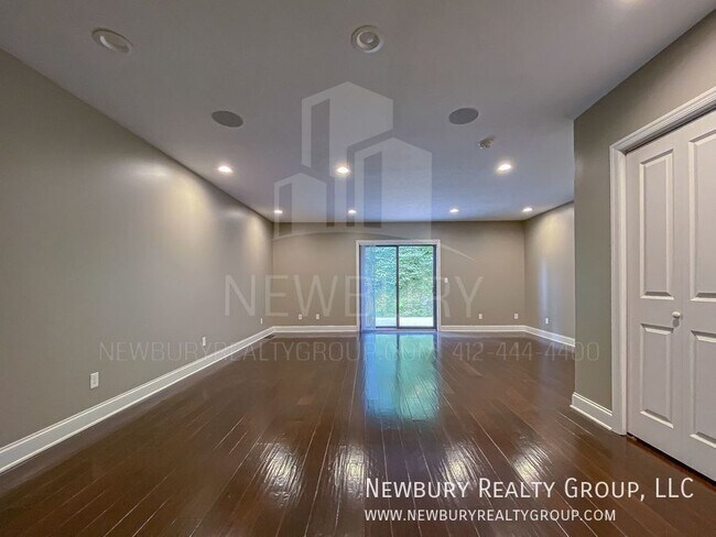 Building Photo - 147 Banksville Pl