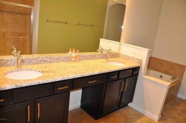 Building Photo - Lovely Townhouse in Vizcaya