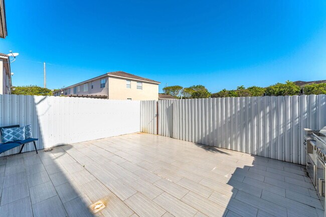 Building Photo - 851 SW 154th Path