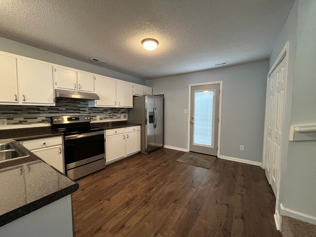 Building Photo - Adorable!