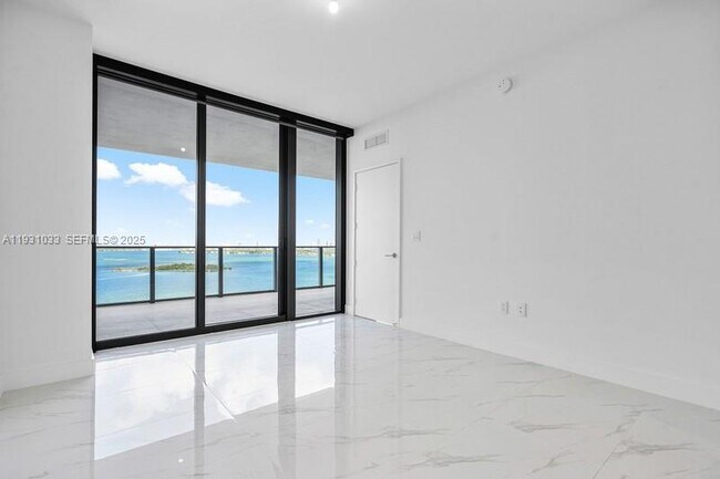 Building Photo - 700 NE 24th St