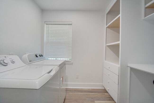 Building Photo - Completely Remodeled 3BR Home on Nearly an Acre with In-Ground Pool, Pool Service Included & Huge...