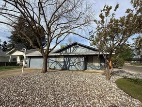 Building Photo - 3 Bed 2 Bath Just a Short Distance to Sac ...