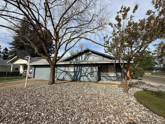 Primary Photo - 3 Bed 2 Bath Just a Short Distance to Sac ...