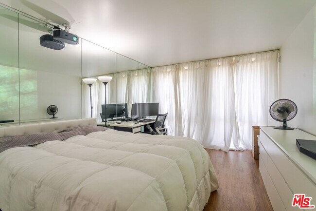 Building Photo - 800 W 1st St