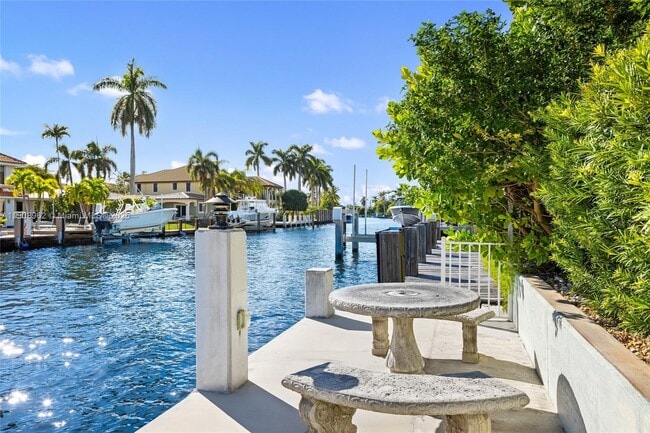 Building Photo - 70 Bay Colony Ln