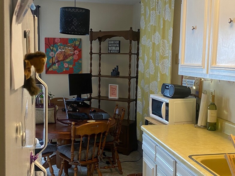 Building Photo - 821 Smetana Rd