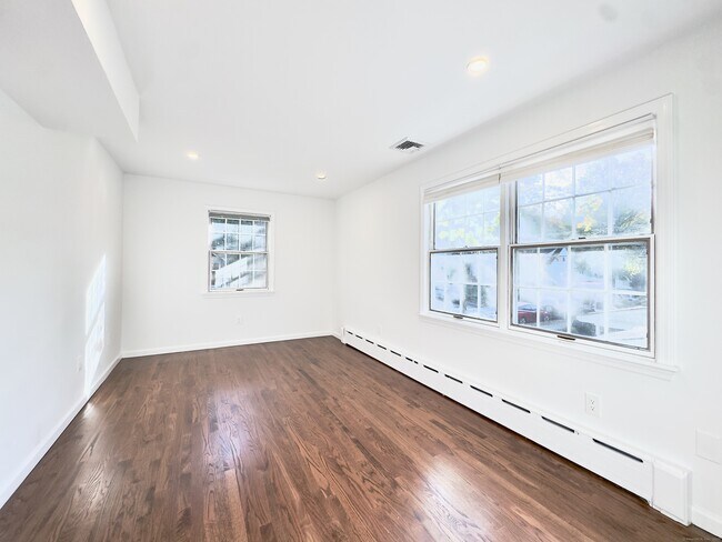 Building Photo - 48 Pemberwick Rd