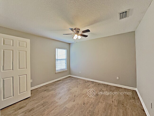Building Photo - 1800 Ferncreek Dr