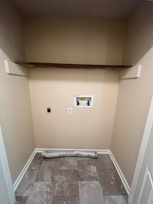 Building Photo - 3413 Clearwater Dr