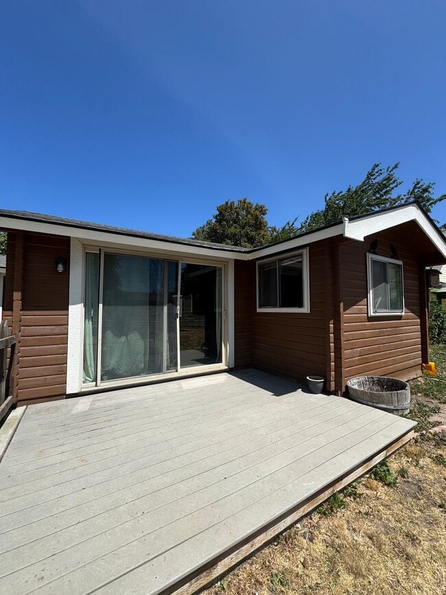 Building Photo - Rustic Charm Meets Modern Comfort!