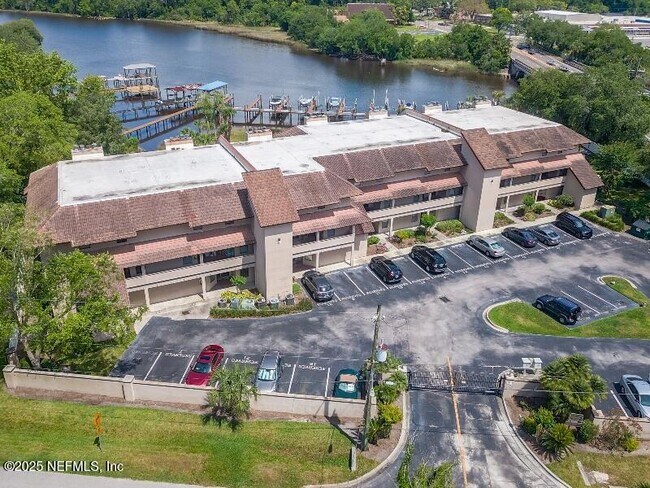 Building Photo - 1307 River Hills Cir E