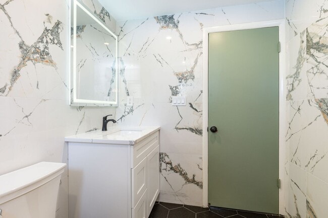 Building Photo - Newly Renovated 2-Bedroom 1-Bathroom Home in Port Richmond Available Now!