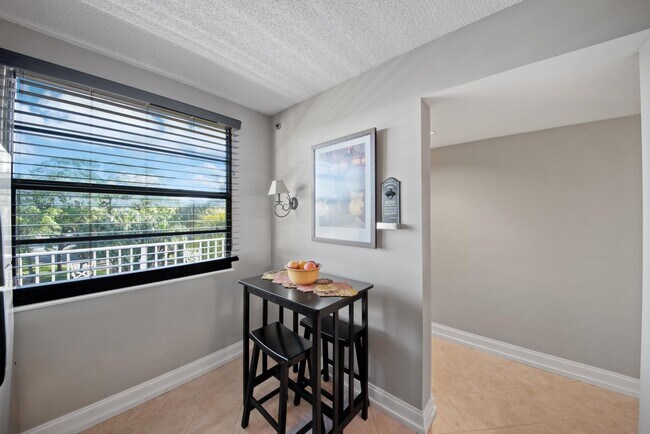 Building Photo - 6121 Balboa Cir