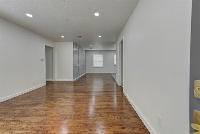 Building Photo - 1202 Windsor Way