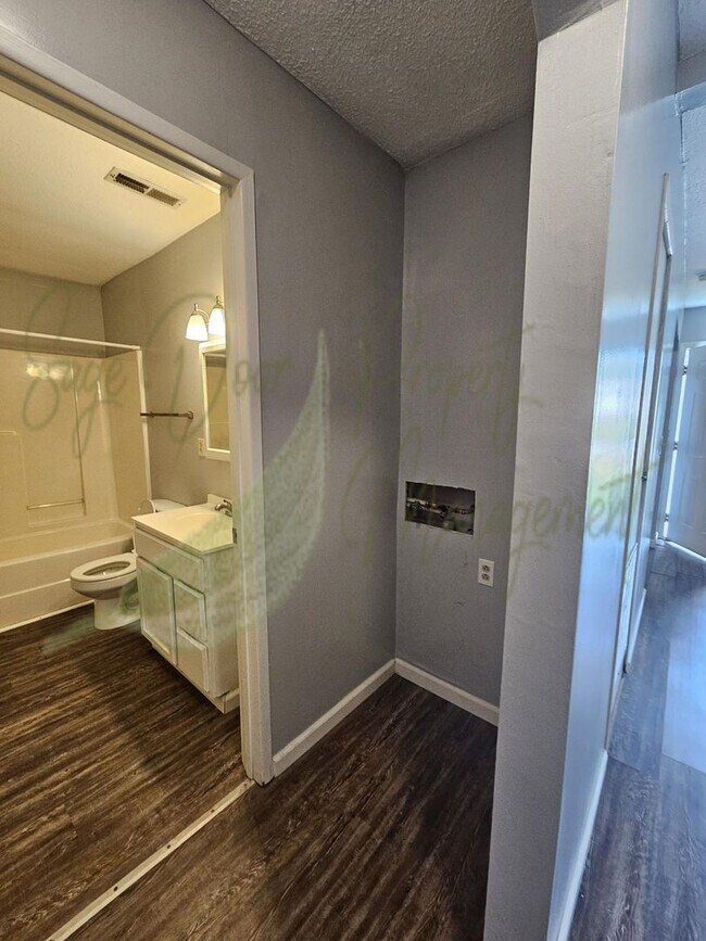 Building Photo - 119 NE State Hwy E