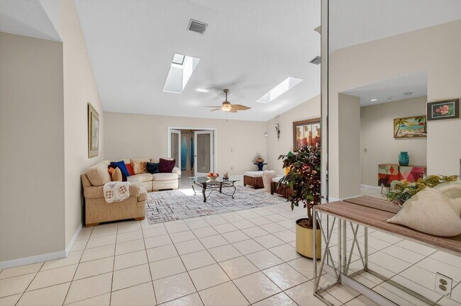 Building Photo - 2925 Riviera Dr