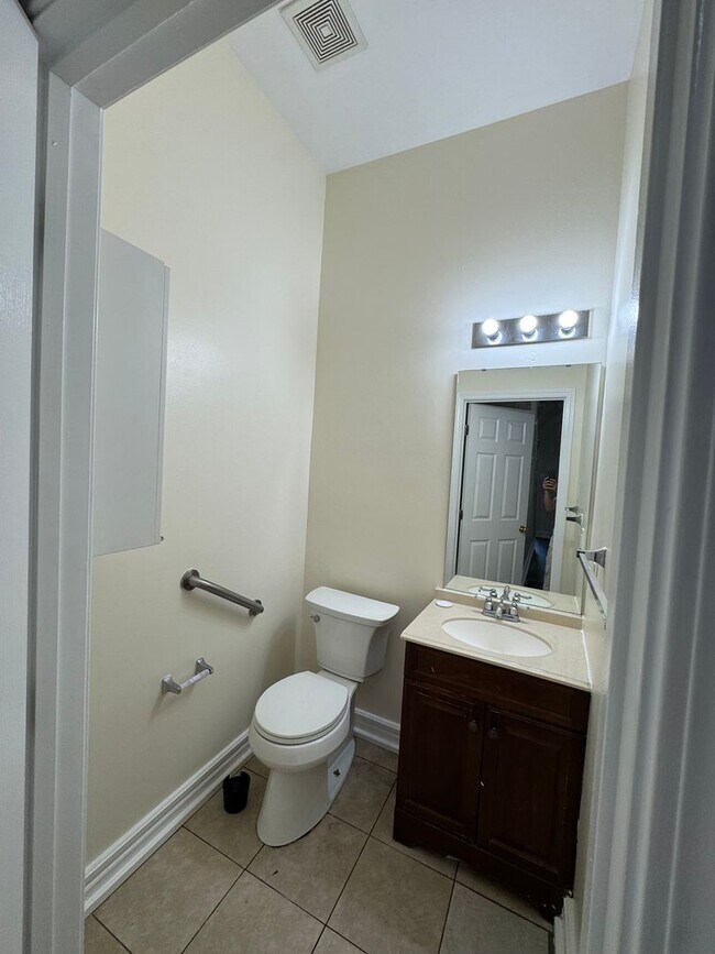 Building Photo - 2027 Russell Blvd