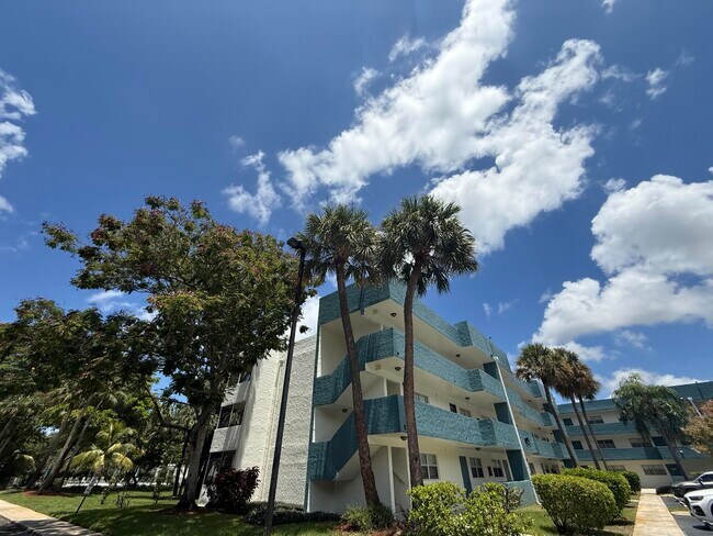 Building Photo - 5155 E Sabal Palm Blvd