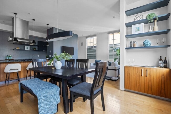 Building Photo - 618 E 2nd St