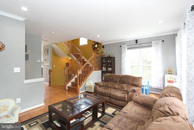 Building Photo - Beautiful 3-Bedroom, 2.5-Bath End-Unit Gar...