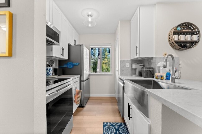 Building Photo - Remodeled Ground Floor Unit in Beachfront ...