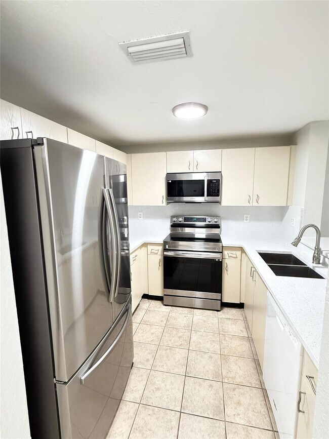 Building Photo - 2901 Riverside Dr