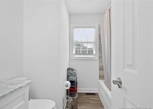 Building Photo - 150 Della Dr