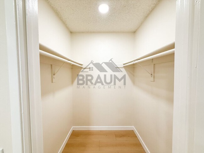 Building Photo - 11007 Hartsook St