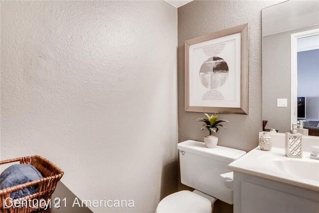 Building Photo - 1 br, 1.5 bath House - 1899 Avacado Court