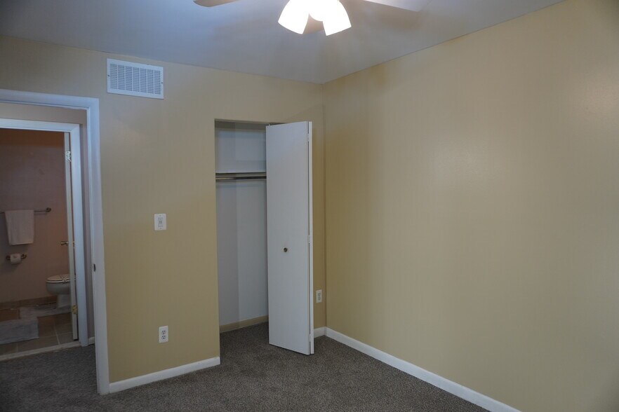 Building Photo - 5 Castlebar Ct