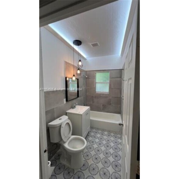 Building Photo - 113 NW 35th St