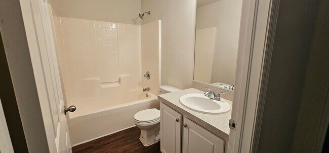 Building Photo - 1530 SW 19th Ave