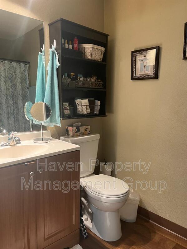 Building Photo - 32 W 7th St