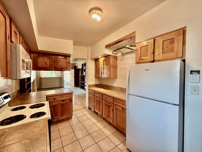 Building Photo - Charming 2-Bed Home in Middle Shooks Run — Utilities Included